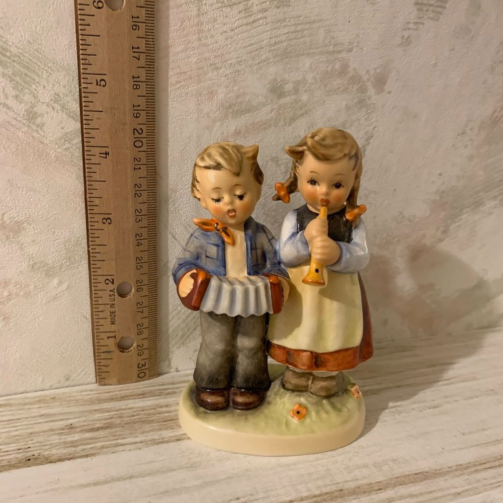Hummel Figurine: #218/2/0, "Birthday Serenade"